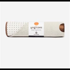 Selling a brand new Manduka yogitoes yoga towel.